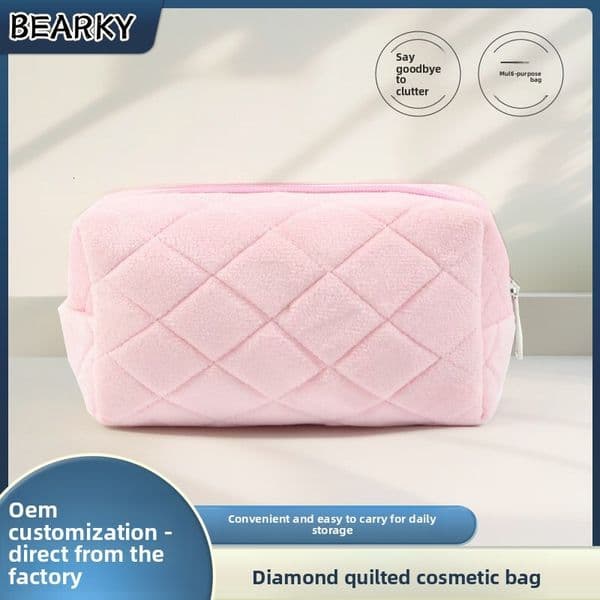 Highly stylish cream-colored makeup with diamond quilting, large-capacity toiletry bag, cute plush skincare storage bag