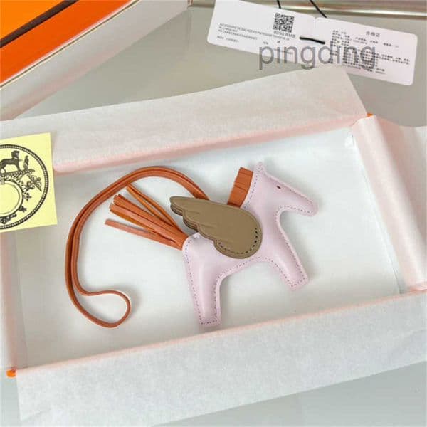 Keychains Lanyards Rodeo Pegase Designer Leather Keychains Men Women Horse Bag Charm Keyring Lovers Key Ring Jewelry