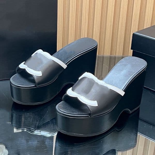 Designers New Summer CC Wedge Shoes Womens Classic Hollow Out Thick Soled Sandals Ladie Waterproof Table Slippers Rubber Outsole Sizes 35 41