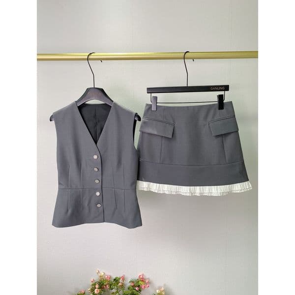 Highly recommended 2026 new model gray beaded button V-neck sleeveless slim-fit vest + lace short skirt set