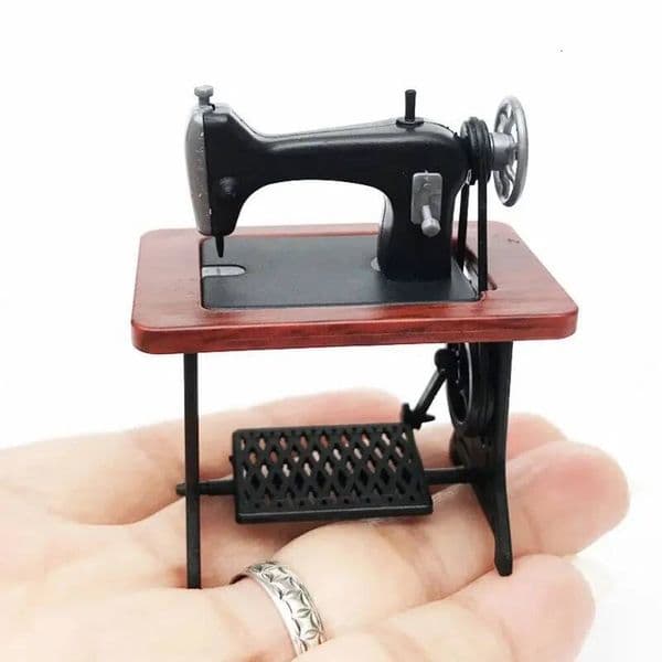 Bestseller 1/12 Dollhouse Antique Sewing Machine Plastic Props Decorative Simulation Miniature Model Toys ddmytues