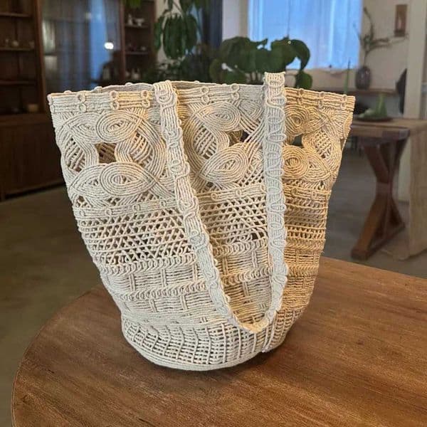 2026 Spring/Summer New Handmade Woven Hollow Tote Bag for Women Large Capacity Casual Vacation Style Single Shoulder Bucket Bag Trendy Q260606