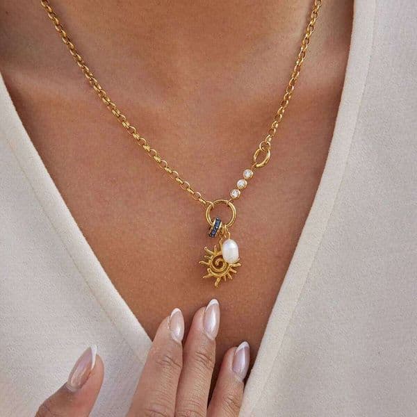 Uworld Classic 18K PVD Gold Plated Hollowed-Out Spiral Sun Pendant Necklaces With White Zircons Imitation Pearl Jewelry