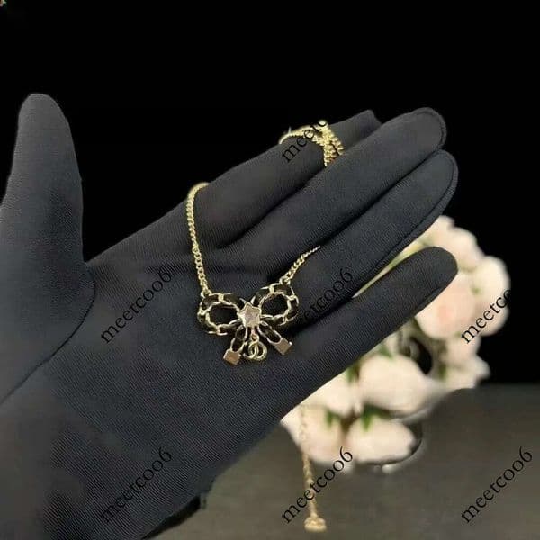 Designer Stainless Steel Necklaces Letter Bow Pendant Womens Wedding Brand Jewelry Accessories luxury Pearl Necklace