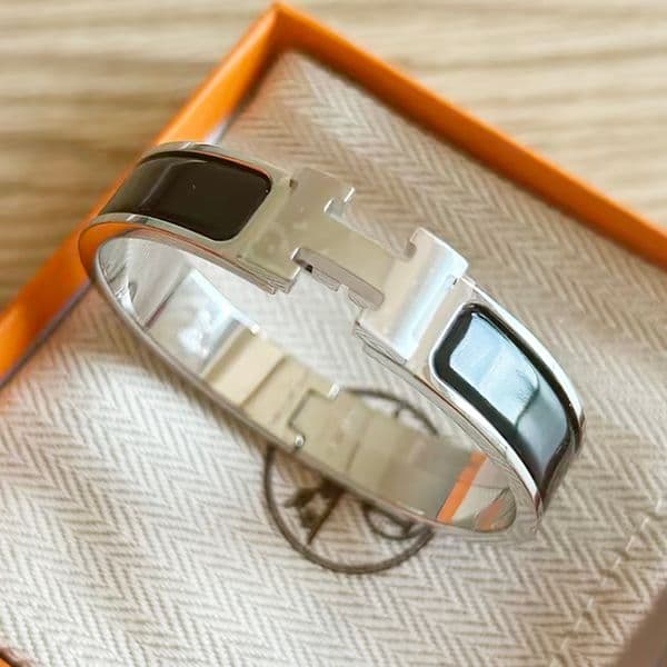Light Luxury Classic H Buckle Enamel Bracelet Wide H Letter Clasp Bracelet Available in Multiple Colors Everyday Versatile Couple Style Bracelet — detail 1