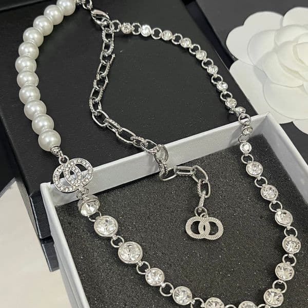 Designer s Diamond Studded Pearl Necklace Asymmetrical Full Diamond Luxury Chain Necklace Fashionable And High End Women s Jewelry Love Gift Charm Choker Necklace