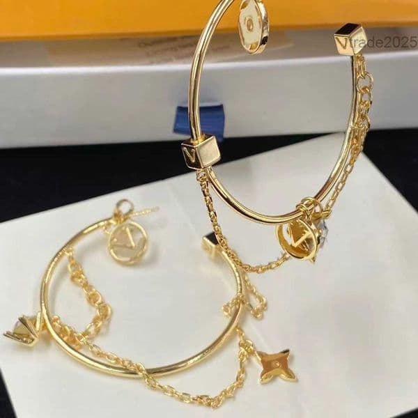 Designer 18k gold-plated hoop earrings. Bright copper gold-plated four-leaf claws fashion chain. Luxury earrings for women. high quality brand aretes jewelry