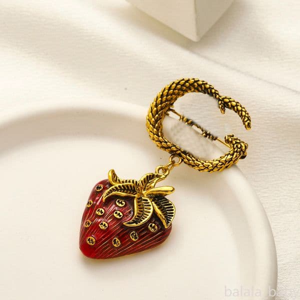 Designer Vintage Strawberry Brooches Women Pin Brooch Fashion Couple Clothes Jewelry Accessories Gift