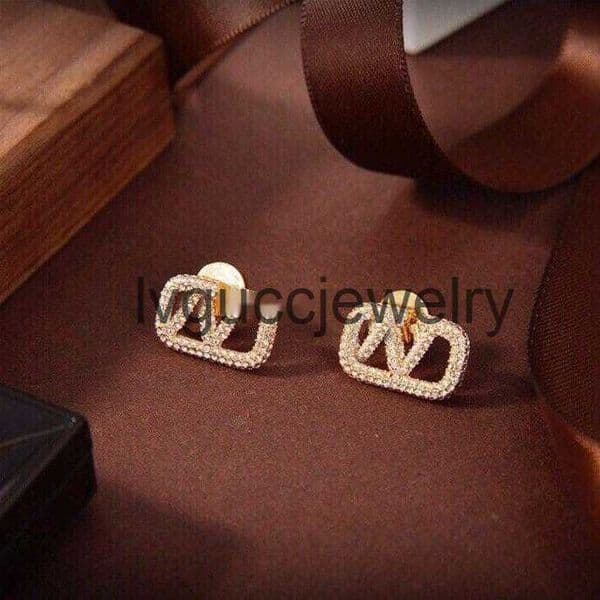 Designer Designer Earring Letter V Stud Earing Luxury Women Fashion Hoop Jewelry Metal V Earring asffvcx very good