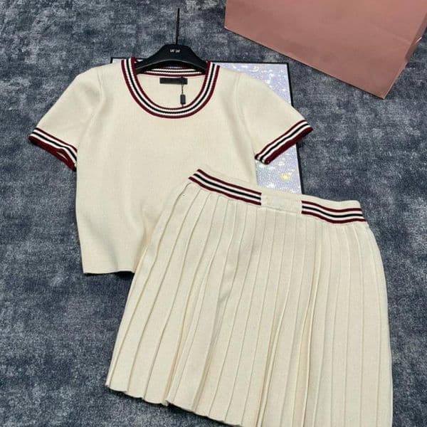 Knitted Women T-shirt Tops With Skirts Set Designer Letters Contrast Color Tees Pleated Skirt Outfit Elegant Casual Daily Woman Knits Dress Clothes Sets