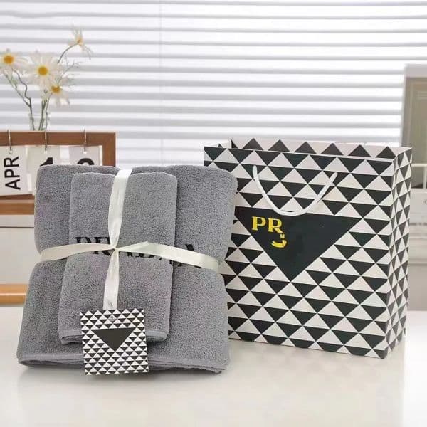 Designer bath towel set with classic letter logo embroidered towel, multi-color absorbent towel, pure cotton quick drying beach towel