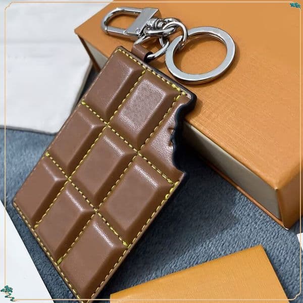 New Presbyopia Flower Print Cow Chocolate Model Keychain Key Chains Ring Holder Designer Letter Keychains For Porte Clef Gift Men Women Car Bag Pendant