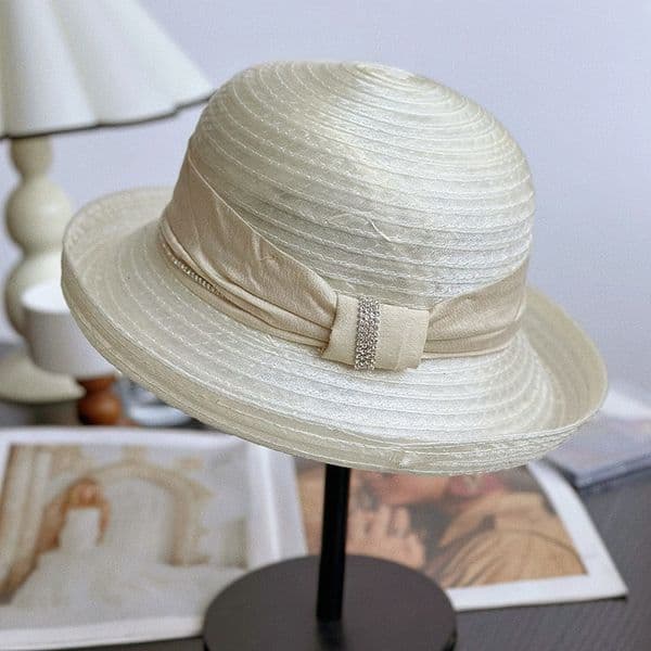 Sunshade with curved edges wide eaves elegant temperament. Sunscreen for travel and vacation, organza lightweight beach hat
