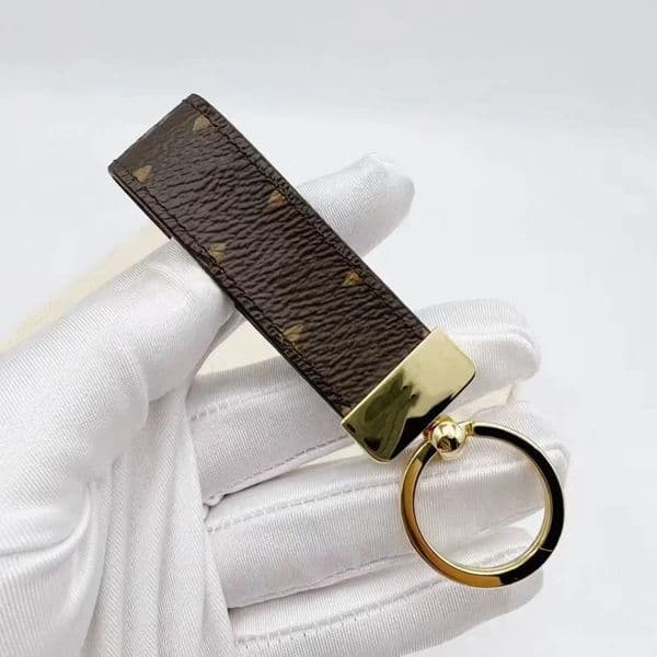 keychain designer Luxury keyring women Mens Buckle Leather Keychain Pendant Car Key Chain Fashion Couple Creative Gift no box