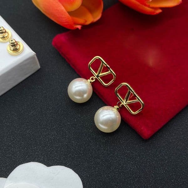 2023 new stud earrings for women European and American simple temperament small pearl diamond letter earrings gift birthday wedding anniversary gift
