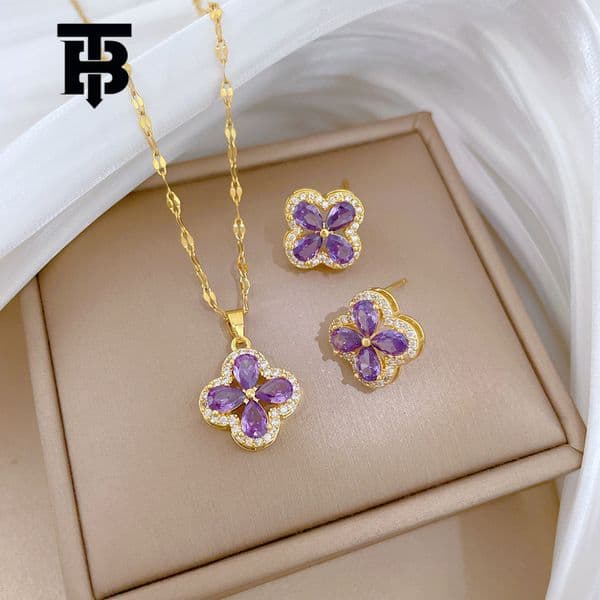 A Novel And Distinct Design Style Featuring Micro-set Emeralds And Amethyst Four-leaf Clover Pendants Titanium Steel Collar Chain Jewelry Designer Necklace