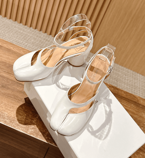 25S Girls Pump Designer Sandals Tabi Ankle Strap Pump Patent Leather Sandals White Black High Heels Dress Party Wedding Shoes