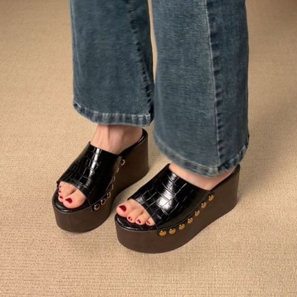 delivery designer Slippers plus size Rivet wearing beach wood grain thick sole sloping heel straight line cool slipper shoes sandals