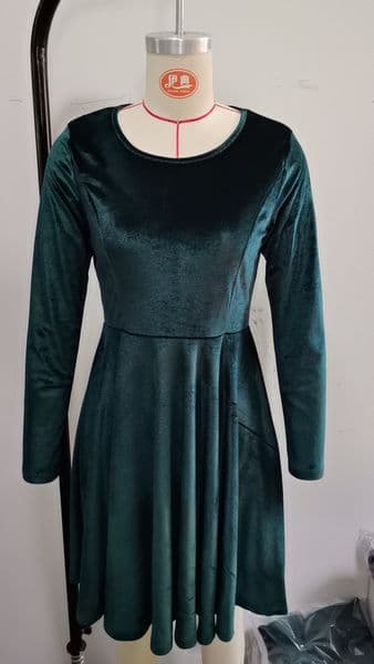 (432) Autumn and winter new style women's long-sleeved round neck velvet dress black green
