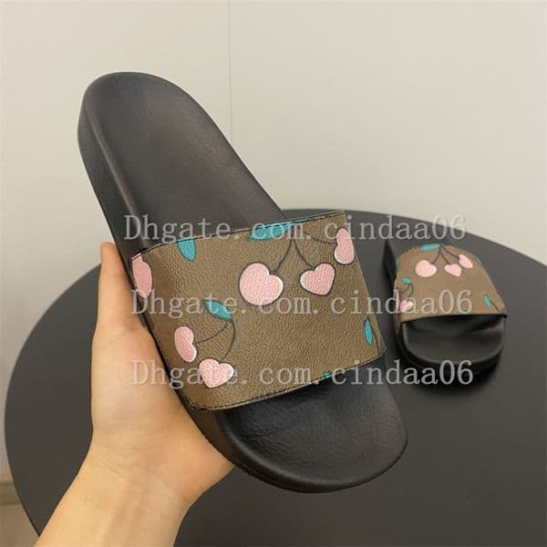 2025 Designer Slippers Men And Womens Luxury Summer Beach Slides Print One Line Couples Flat Sandal Shoes