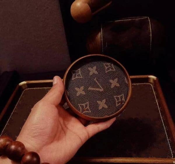 top quality classic brown letter logo leather Water coaster mat fashion brand Coffee cup solid insulation pad luxury Cup wood tray size 9.7cm