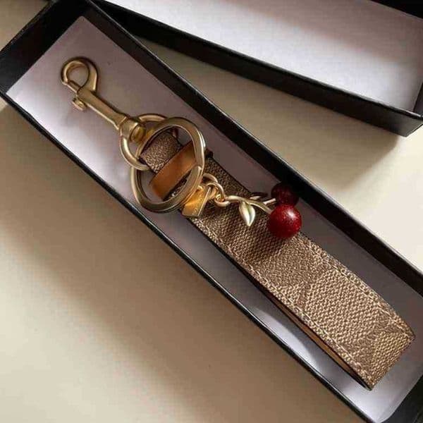 Keychains Lanyards Designer Keychains Lanyards Luxury Keychain Lovely Tiny Cute Cherry Key Ring for Women Charm Bag Holder Ornament Pendant