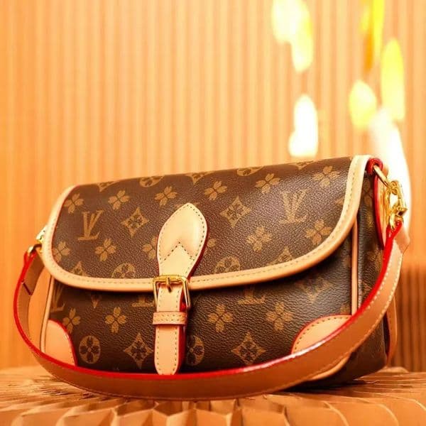 2026 Women Luxurys Designer Crossbody Diane Baguette Classic Vintage Canvas Strap Flower Flap Embossed Letters Clutch Purse Shoulder Bags Tote Bag