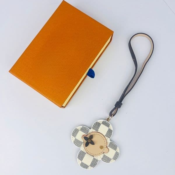 Flower designer sunflowershaped bag charm phone charm keychain men women key chain bag pendant cute wallet cartoon charm vintage keychain