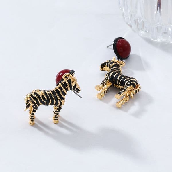 Exquisite Retro Summer Girl Fashion Temperament Earrings High End Alloy Drip Oil Pendant Zebra Earrings Animal Charm Gift Earrings Versatile Boutique