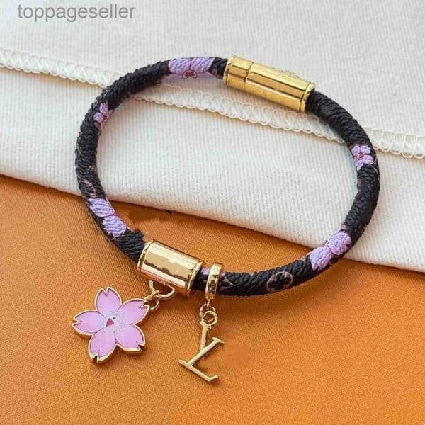 Luxurys designer flower pattern Bracelets Leather pendant Bangles For Women Fashion Jewelry Charm Jewelry Accessories 8KTA