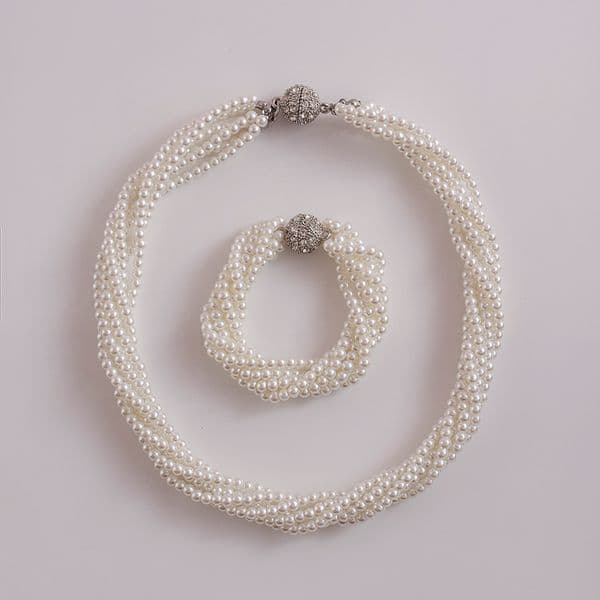 pearl necklace millet beads are stacked with collarbone chains magnet buckles