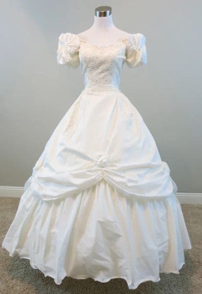 Vintage Victorian Bustle Wedding Dresses Ruched Short Sleeves White Bridal Gowns Lace Appliques Flowers Bow Classic Vestidos De Novia