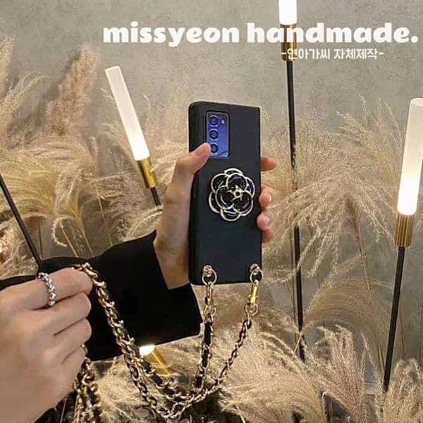 Fashion Korean Flower Long Metal Chain Crossbody Handbag Black Matte Case For Samsung Galaxy Z Fold 3 2 ZFold 4 5 Fundas