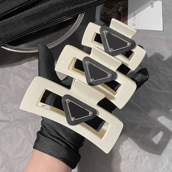 Barrettes Hair Clips Designer Metal Hair Clip Classic Triangle Black Luxury Letters Hairpin Women High Quality Gift Hair Jewelry Hair Accessories