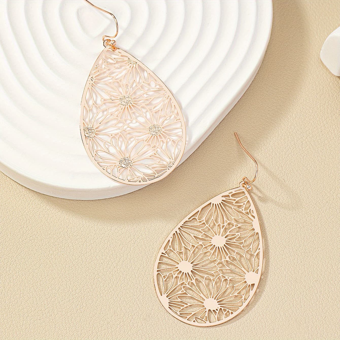 TEMU 1 Pair Bohemian Minimalist French- Hollow Flower Pattern Dangle Earrings For Women, Suitable For Daily Wear And Gift