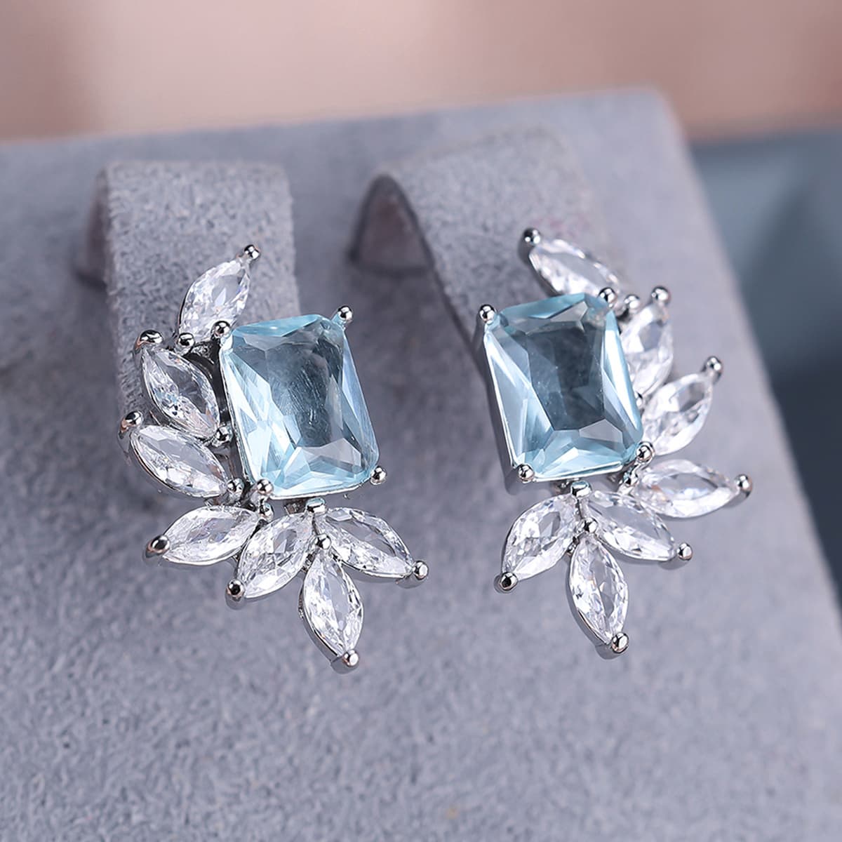 TEMU Light Elegant Charm Stud Earrings Elegant For Women Dating Party Earrings