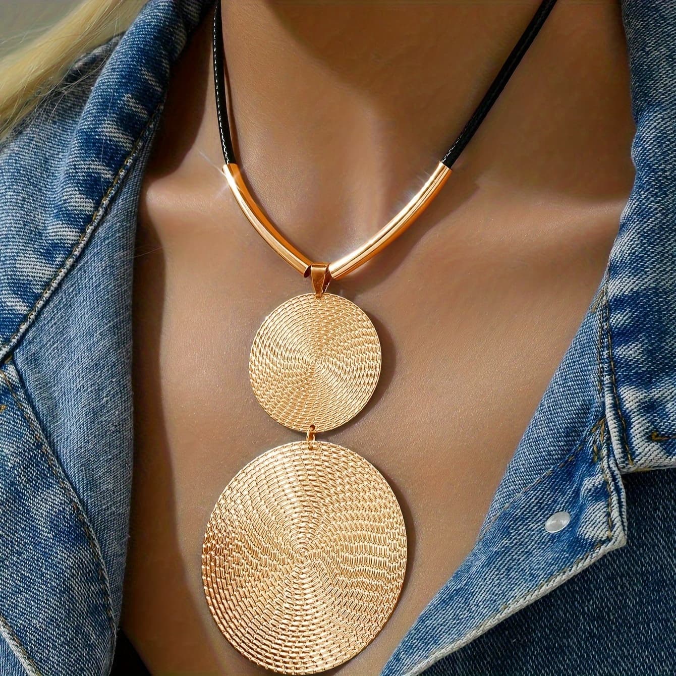 TEMU 1pc Trendy Collarbone Chain With Metal Pendant, Regular Spiral Texture Disc Pendant Necklace