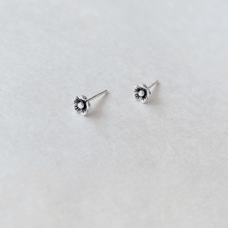 TEMU Pair Of S925 Silver Retro Flower Earrings - Low Allergy Plating With 925 Silver - Simple And Delicate Five-petal Flower Earrings - Suitable For Daily Wear - Gift