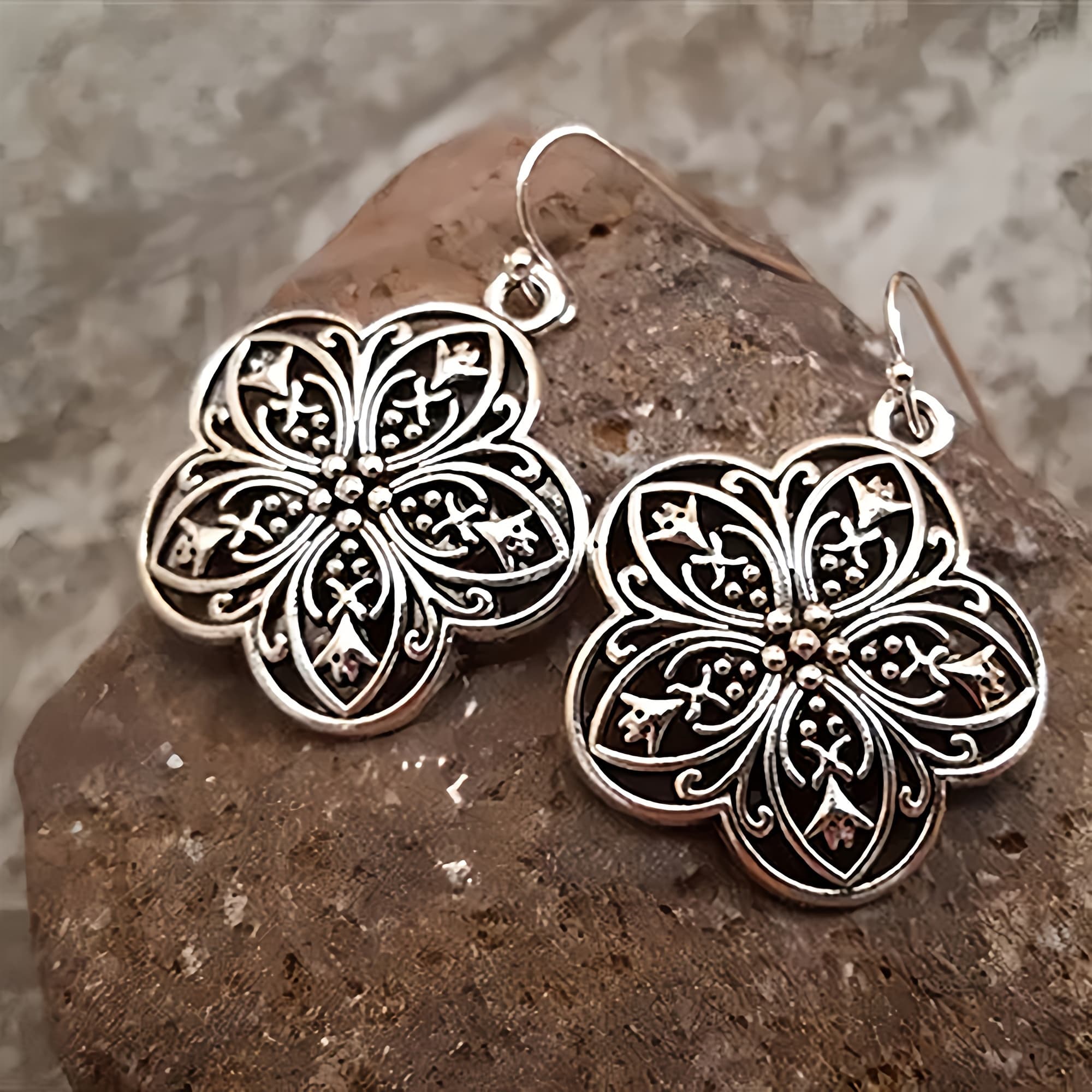 TEMU A Pair Of Stylish Retro Flower Pendant Earrings, Suitable For Both Men And Women, Perfect Anniversary Gift For Loved Ones , A Jewelry Gift.