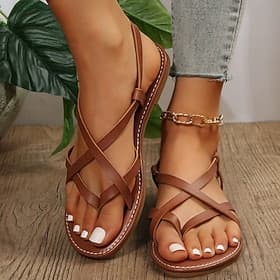 sandales plates marron à lanières croisées pour femmes – chaussures d'été confortables et élégantes pour les sorties décontractées et les vêtements de plage
