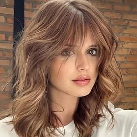Perruques courtes bouclées avec frange, perruques ondulées pour femmes, perruques blondes synthétiques résistantes à la chaleur, longueur d'épaule, aspect natu