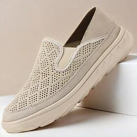 Beige Slip-On-Sneaker für Herren mit atmungsaktivem Mesh-Obermaterial und gepolsterter Sohle für bequemen Freizeitkomfort