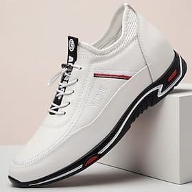 Zapatillas deportivas blancas de piel sintética para hombre con suela ligera: zapatillas cómodas para deportes y estilos de vida activos.