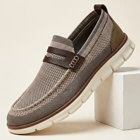 Mocassins décontractés pour homme en maille taupe, légers et respirants, parfaits pour la marche et le confort. Avec bride décorative, ils conviennent au quoti