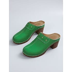 Grüne Damen-Mules mit Blockabsatz – bequeme Pantoletten zum Hineinschlüpfen aus Kunstleder mit Nieten Handgenähte Details, geschlossene Freizeitschuhe für Arbe