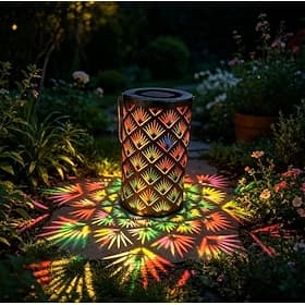 Lanterne solaire d'extérieur étanche, à suspendre, design rétro ajouré avec projection d'un sapin de Noël, décoration LED pour jardin, terrasse ou cour, cadeau