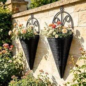 Ensemble de 2 paniers suspendus muraux en plastique noir/marron/beige avec supports coniques intégrés pour pots de fleurs, pour l'intérieur et l'extérieur du j